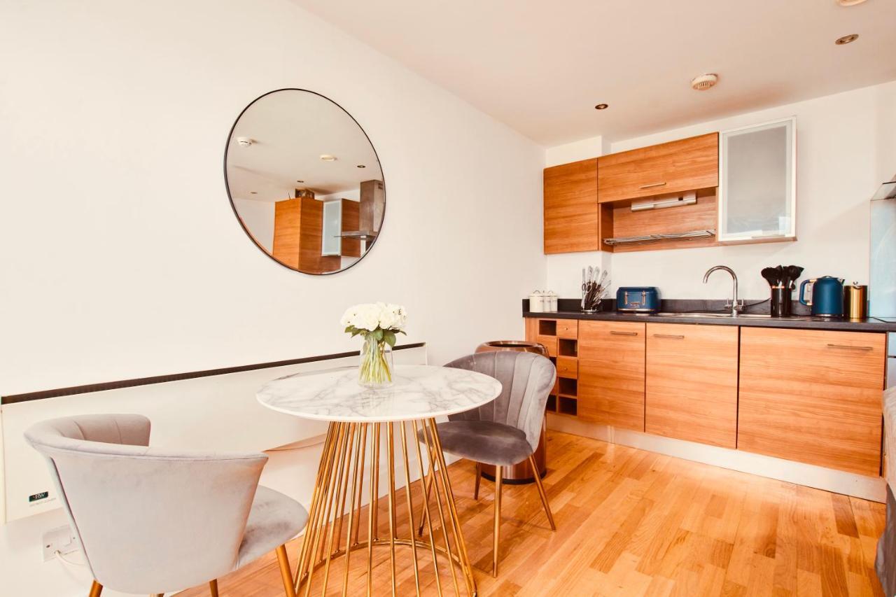 King Deluxe City Apt Large Balcony& Free Parking! ليدز المظهر الخارجي الصورة